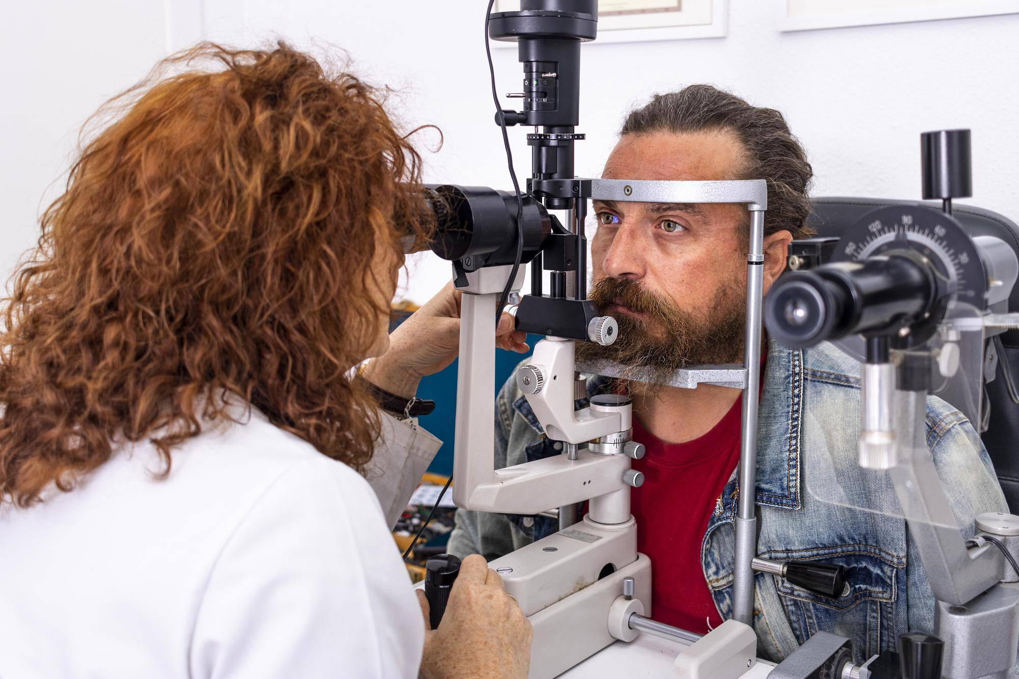 Jakie są różnice między optometrystą a okulistą?