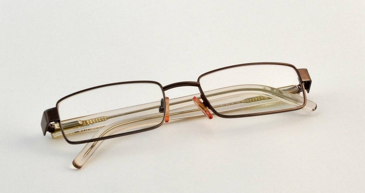 Jakie okulary są teraz modne i warto je wybrać?